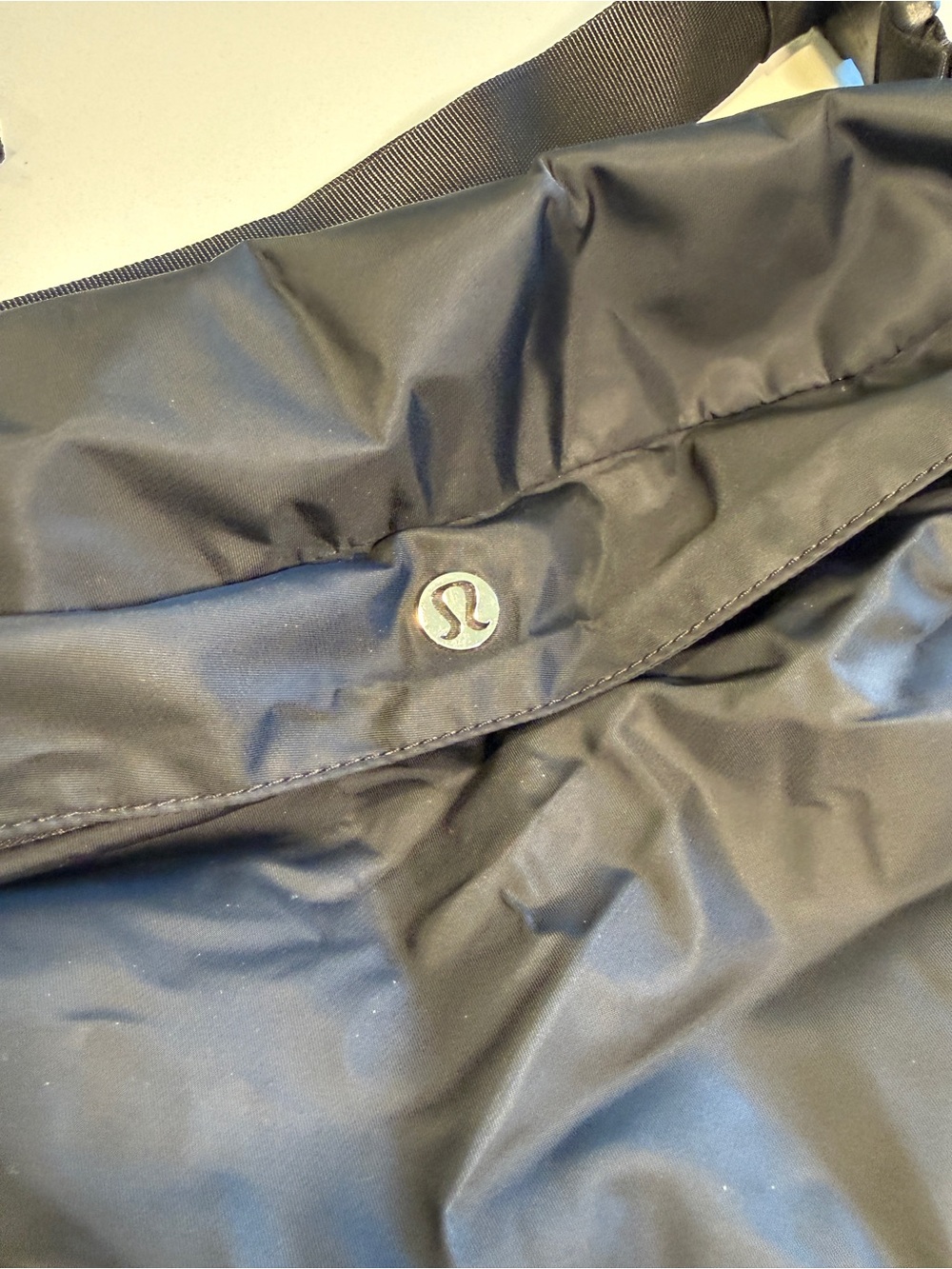 LULULEMON - Classic Belt Bag 3.5L in Black Nylon - Picture 9 of 15
